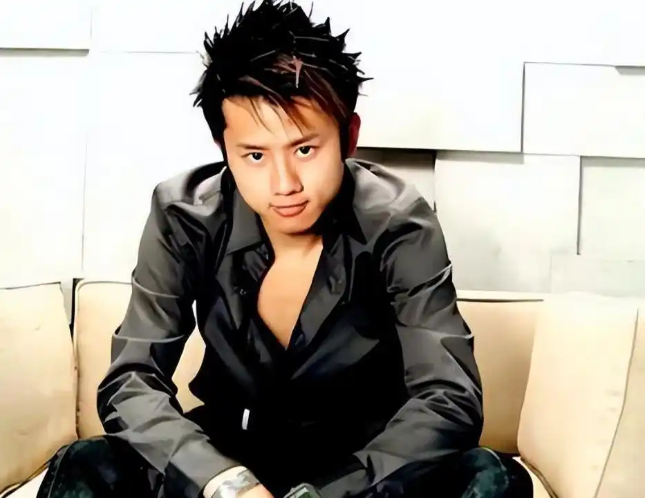 离婚传闻不足一年,张杰盛大宣布喜讯,揭开姐弟恋的“遮羞面纱”