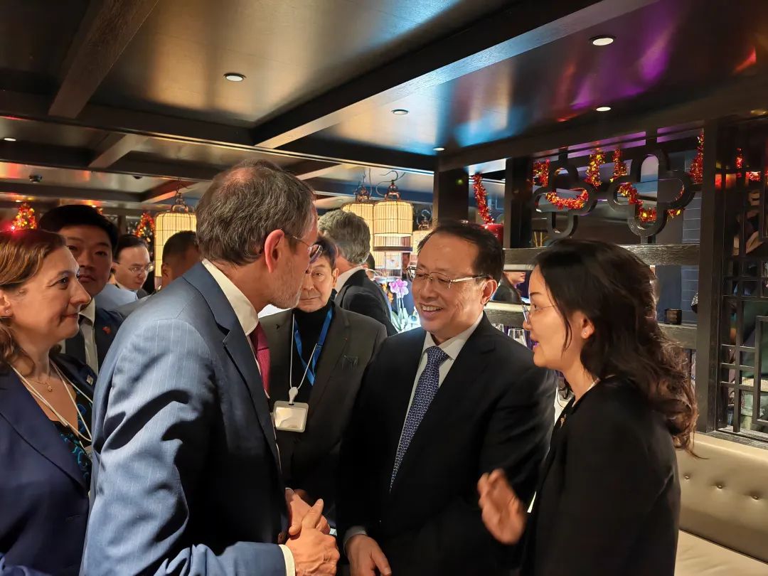 龚正率团参加2025冬季达沃斯论坛,开启国际交流新篇章