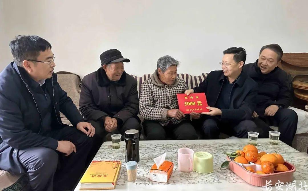 见义勇为扬正气 新春慰问暖人心——省法学会秘书长赵俊到郧阳区慰问见义勇为英模高士英