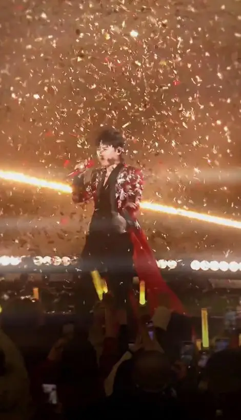 离婚传闻不到1年,张杰高调官宣喜讯,撕开了姐弟恋的"遮羞布"