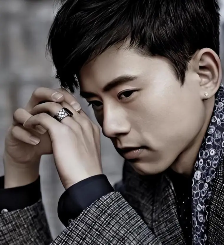 离婚传闻不到1年,张杰高调官宣喜讯,撕开了姐弟恋的"遮羞布"