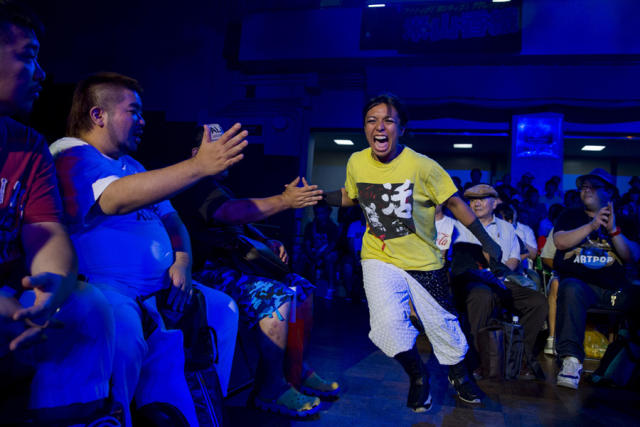 日本女子摔角 撕扯胸衣进行肉搏