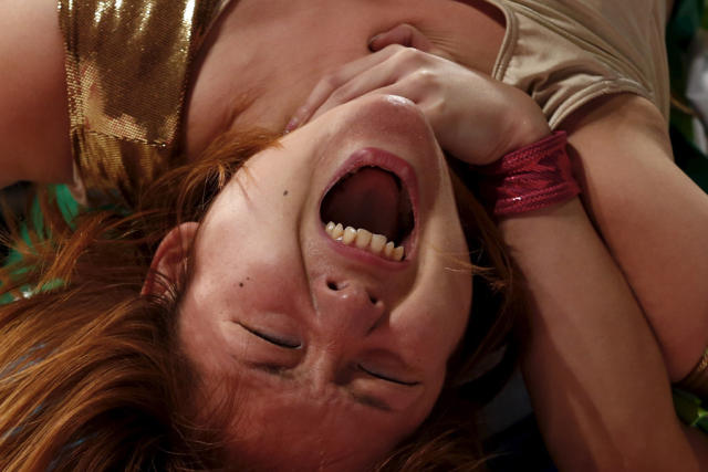 日本女子摔角 撕扯胸衣进行肉搏