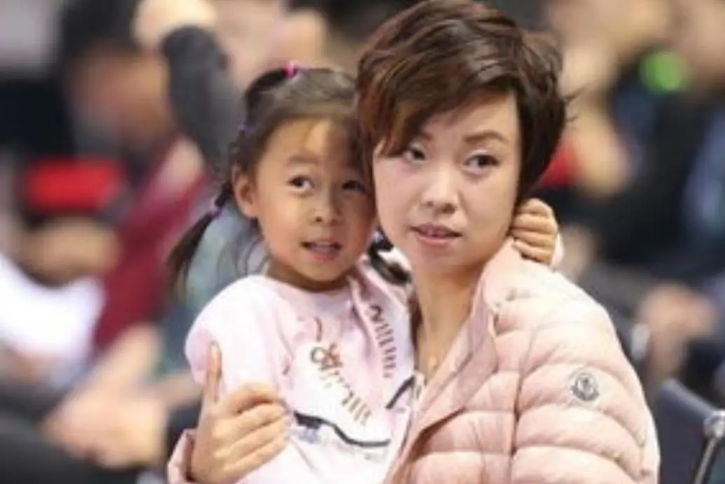 被宠12年不愿结婚，他娶了奥运冠军家庭美满，她却三婚50岁无子女