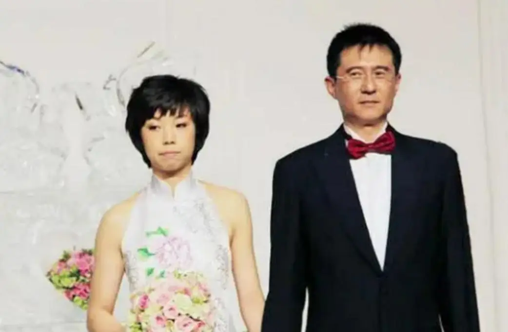 被宠12年不愿结婚，他娶了奥运冠军家庭美满，她却三婚50岁无子女