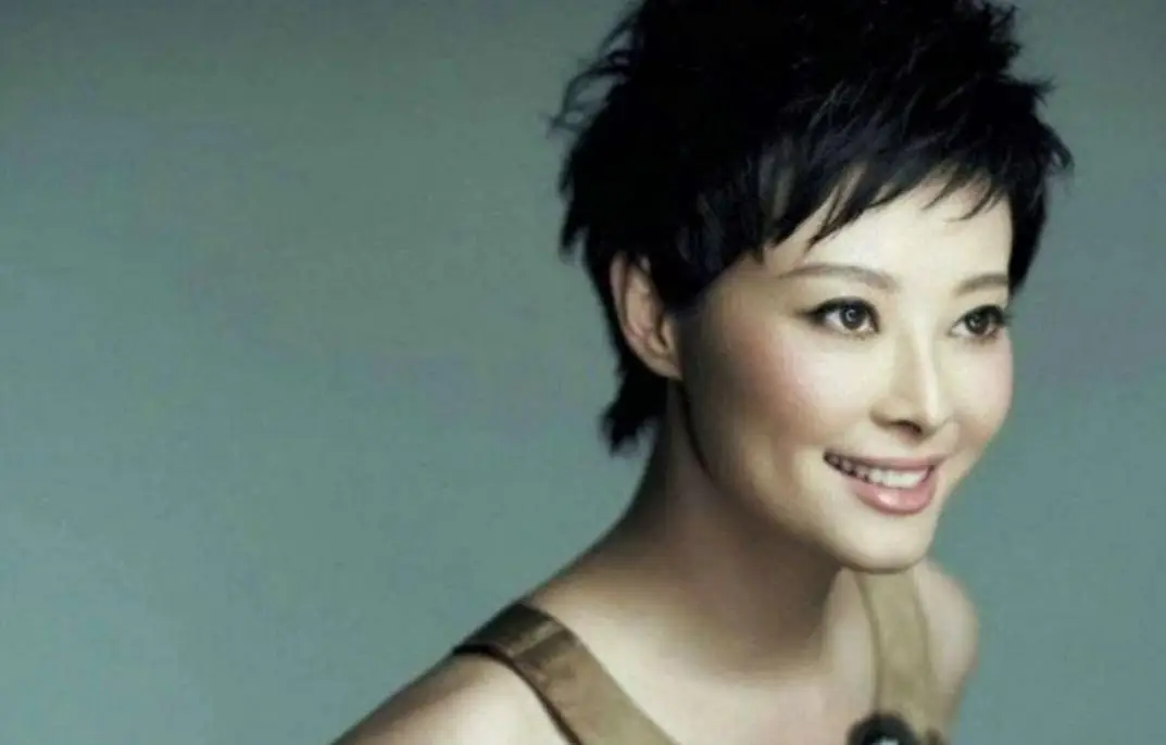 被宠12年不愿结婚，他娶了奥运冠军家庭美满，她却三婚50岁无子女