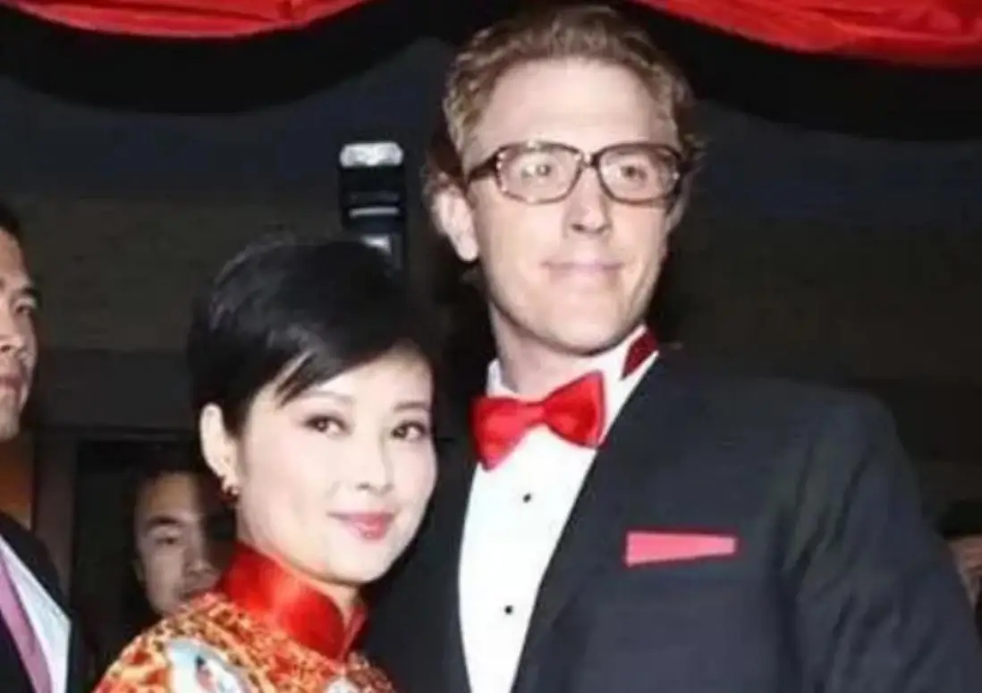 被宠12年不愿结婚，他娶了奥运冠军家庭美满，她却三婚50岁无子女