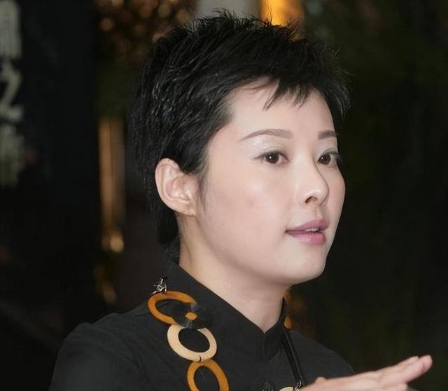 事实证明,50岁的袁立已经活成一个“笑话”