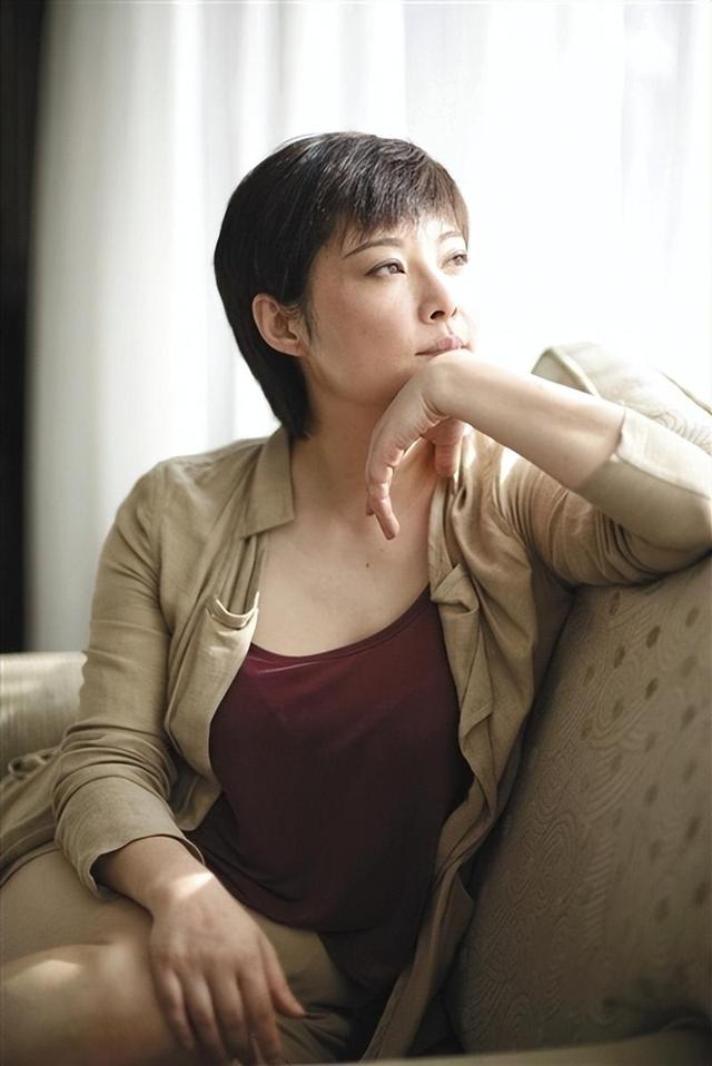 事实证明,50岁的袁立已经活成一个“笑话”