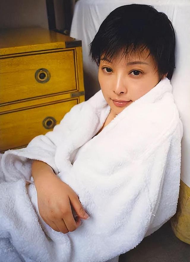 事实证明,50岁的袁立已经活成一个“笑话”