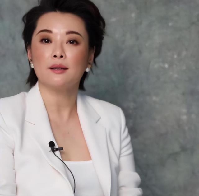 事实证明,50岁的袁立已经活成一个“笑话”