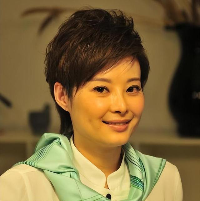 事实证明,50岁的袁立已经活成一个“笑话”