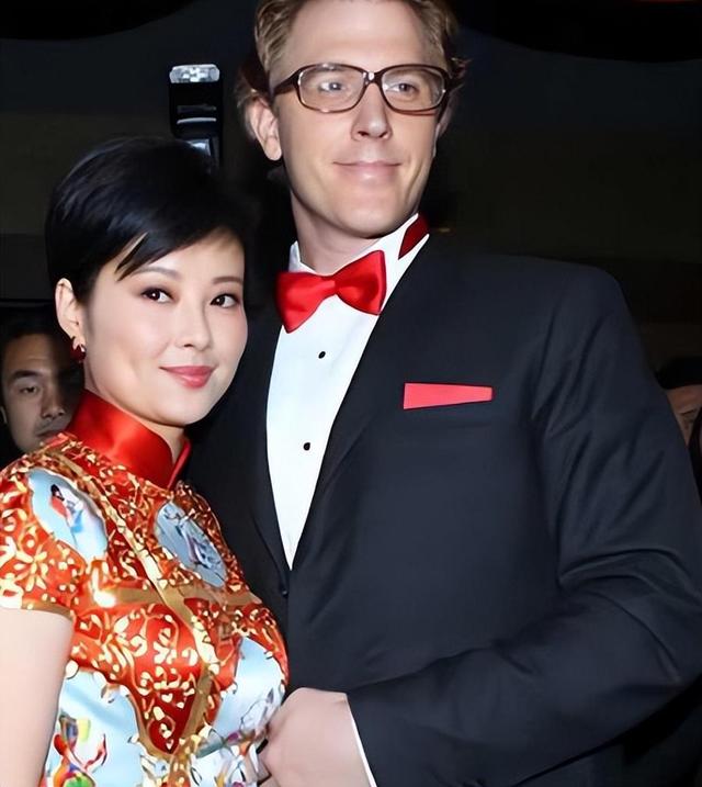 事实证明,50岁的袁立已经活成一个“笑话”