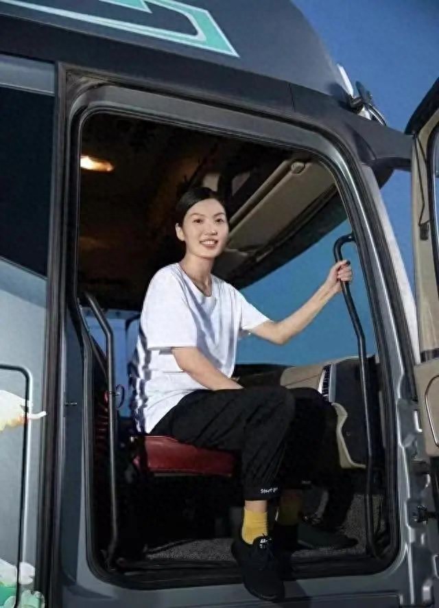 对话35岁女货车司机：旺季月入六万元，有三孩两货车一别墅