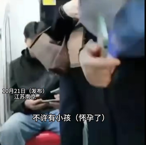 地铁车厢内，一老人非要小女孩让座！免费乘坐=必须让座？