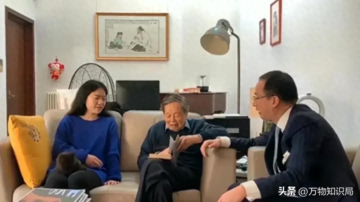 2024年，102岁杨振宁在北京家中留影，头发变黑了，翁帆身体发福