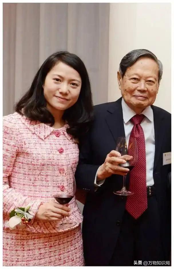 2024年，102岁杨振宁在北京家中留影，头发变黑了，翁帆身体发福