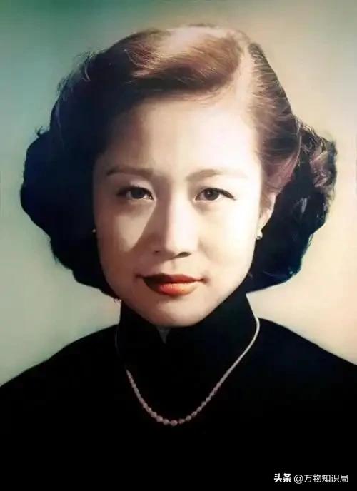 2024年，102岁杨振宁在北京家中留影，头发变黑了，翁帆身体发福