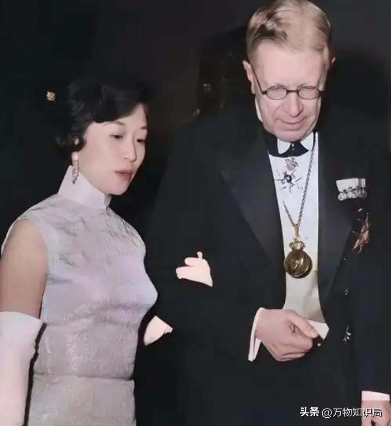 2024年，102岁杨振宁在北京家中留影，头发变黑了，翁帆身体发福