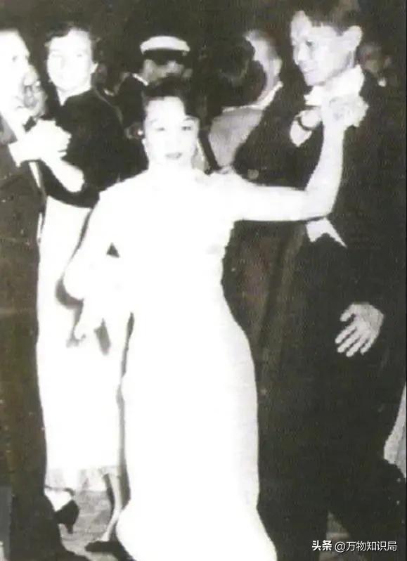 2024年，102岁杨振宁在北京家中留影，头发变黑了，翁帆身体发福