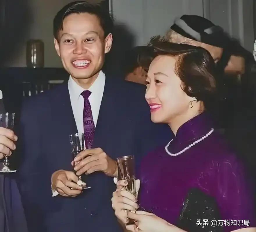 2024年，102岁杨振宁在北京家中留影，头发变黑了，翁帆身体发福