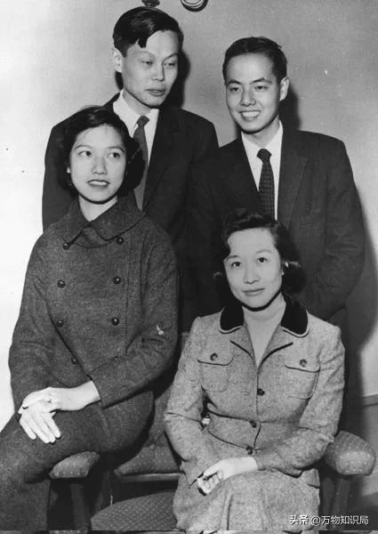 2024年，102岁杨振宁在北京家中留影，头发变黑了，翁帆身体发福