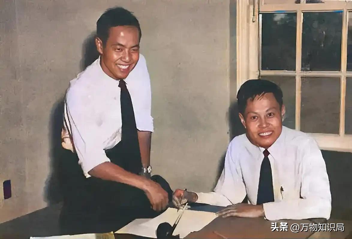 2024年，102岁杨振宁在北京家中留影，头发变黑了，翁帆身体发福