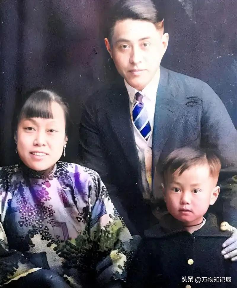 2024年，102岁杨振宁在北京家中留影，头发变黑了，翁帆身体发福