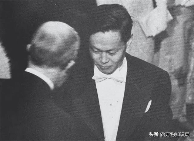 2024年，102岁杨振宁在北京家中留影，头发变黑了，翁帆身体发福