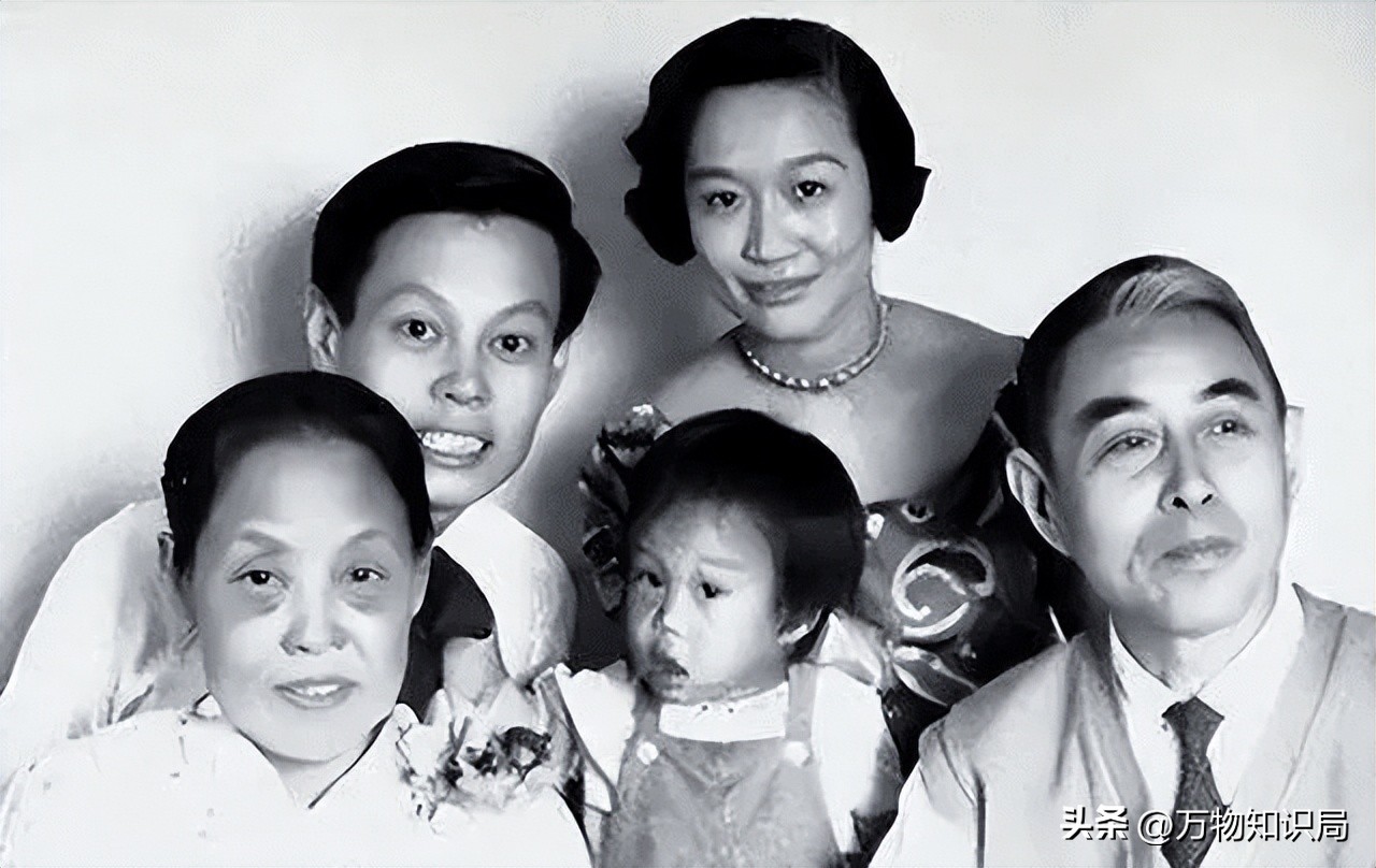 2024年，102岁杨振宁在北京家中留影，头发变黑了，翁帆身体发福