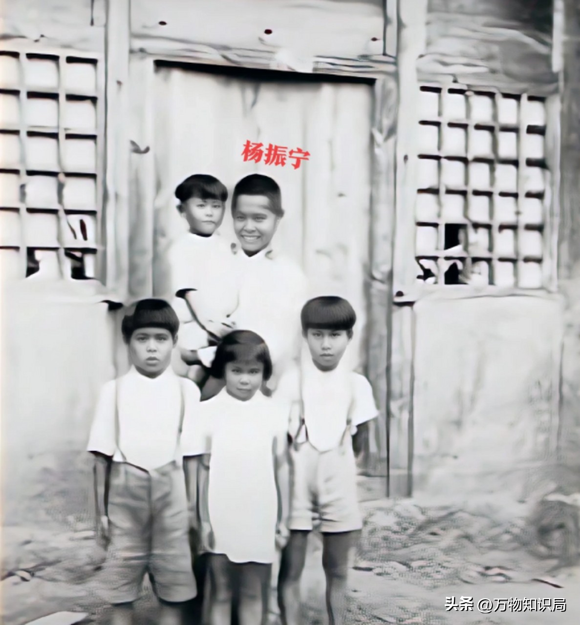 2024年，102岁杨振宁在北京家中留影，头发变黑了，翁帆身体发福