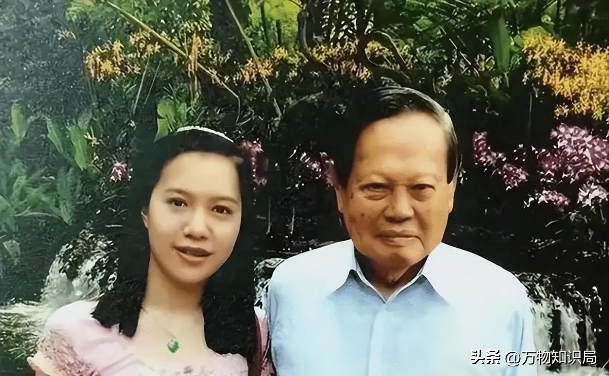 2024年，102岁杨振宁在北京家中留影，头发变黑了，翁帆身体发福