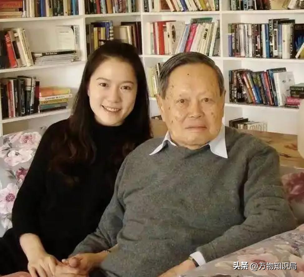 2024年，102岁杨振宁在北京家中留影，头发变黑了，翁帆身体发福
