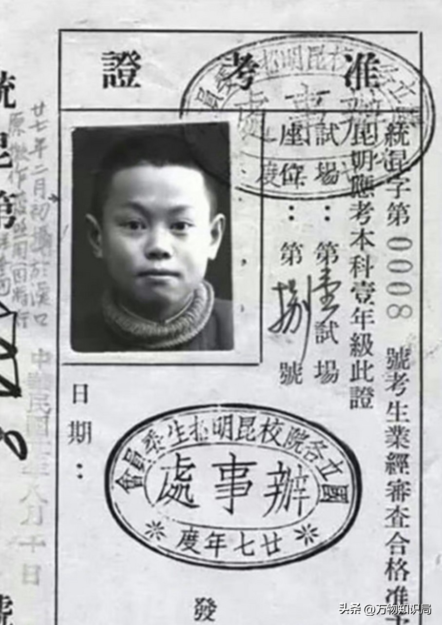 2024年，102岁杨振宁在北京家中留影，头发变黑了，翁帆身体发福