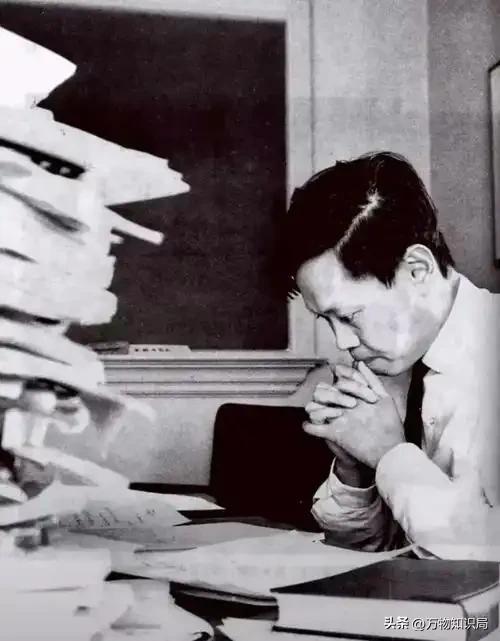 2024年，102岁杨振宁在北京家中留影，头发变黑了，翁帆身体发福