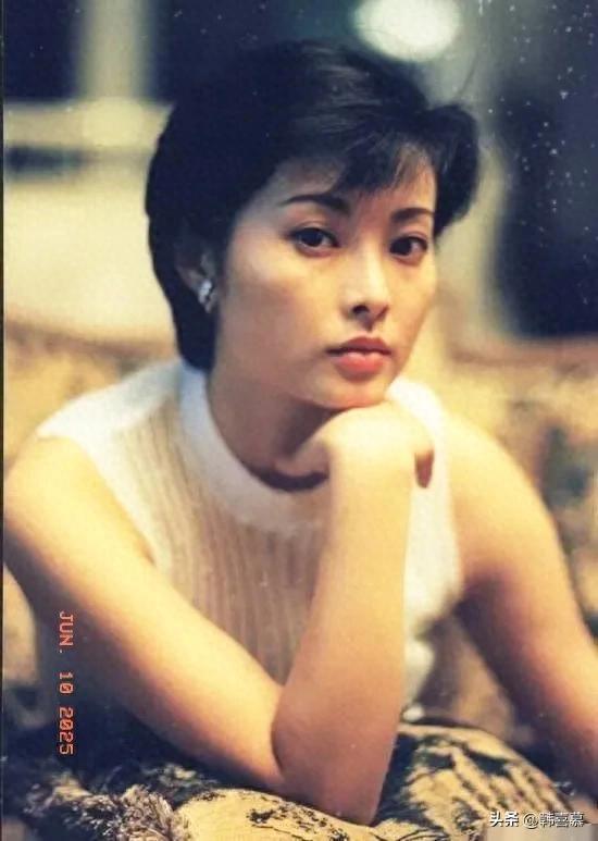 53岁袁立近况，年轻十岁，不生孩子国外冻卵，三婚两离，活的自我