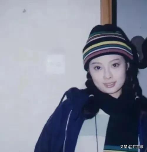 53岁袁立近况,年轻十岁,不生孩子国外冻卵,三婚两离,活的自我