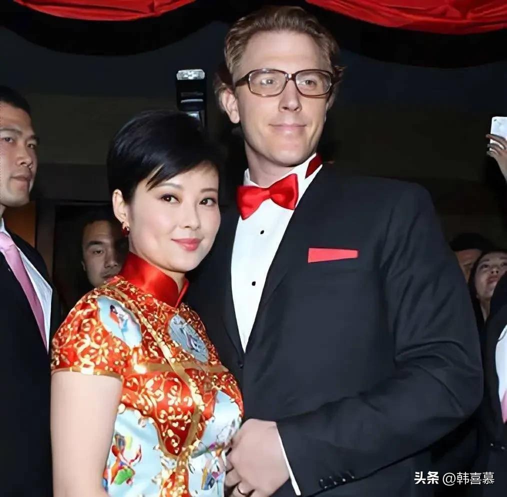 53岁袁立近况,年轻十岁,不生孩子国外冻卵,三婚两离,活的自我