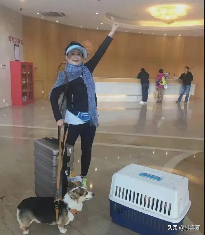 53岁袁立近况,年轻十岁,不生孩子国外冻卵,三婚两离,活的自我