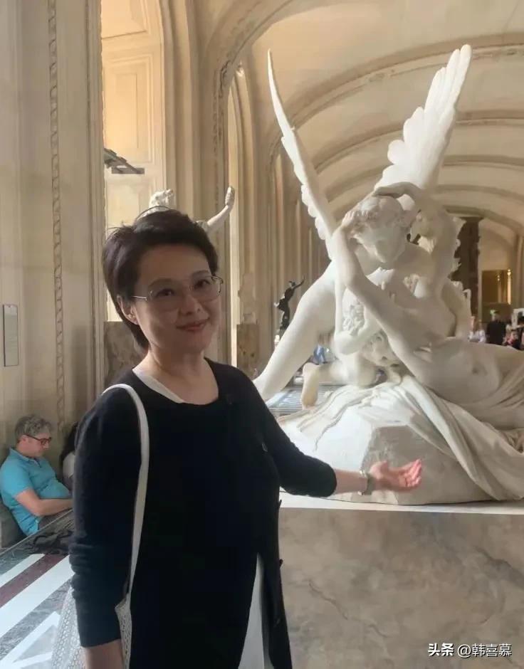 53岁袁立近况,年轻十岁,不生孩子国外冻卵,三婚两离,活的自我