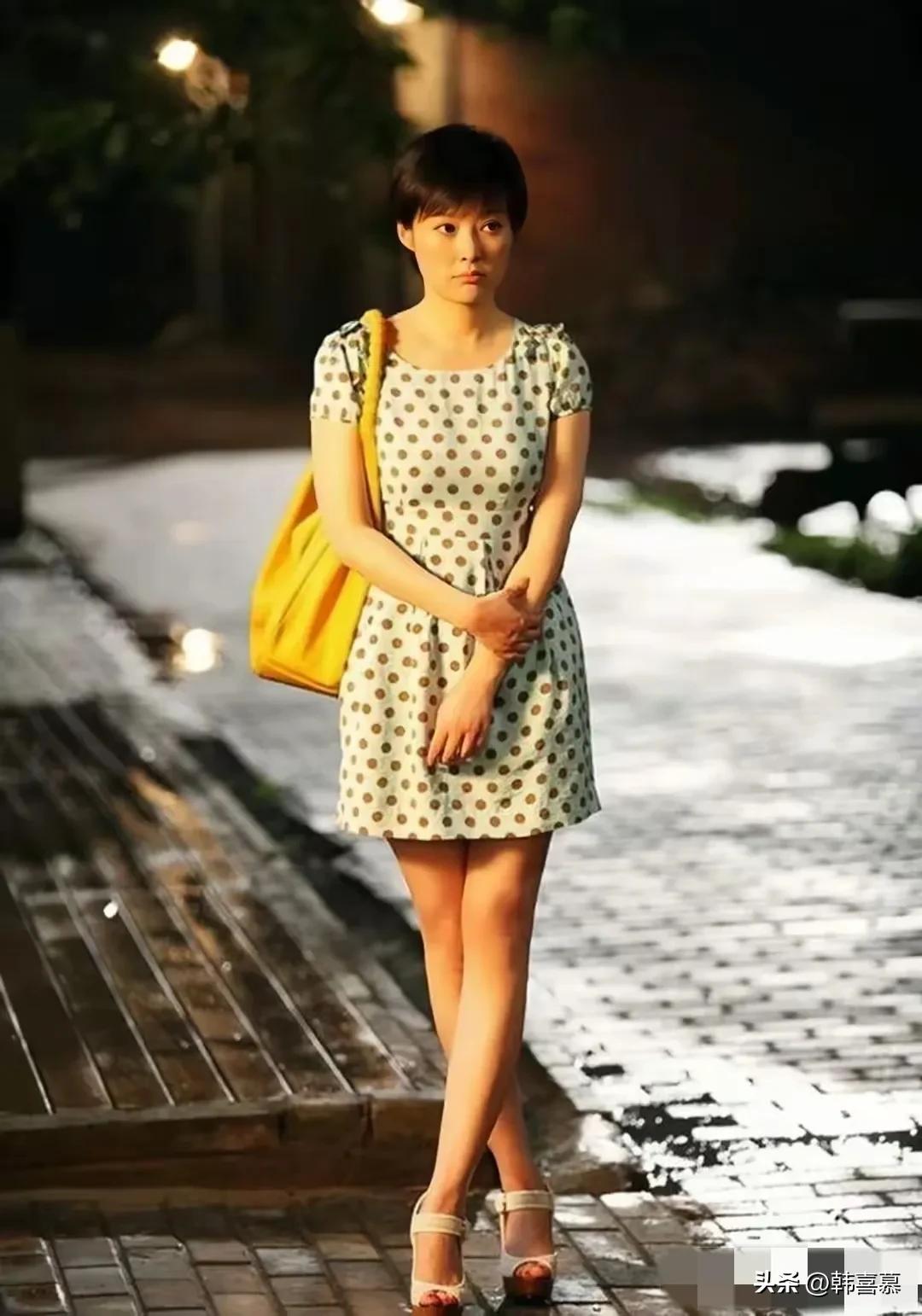 53岁袁立近况,年轻十岁,不生孩子国外冻卵,三婚两离,活的自我