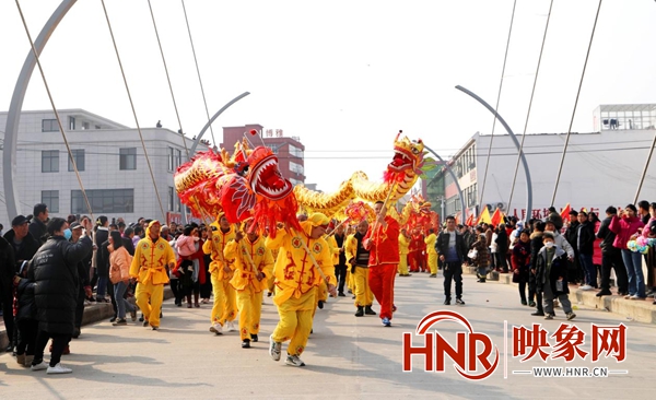 光山县：舞龙舞狮闹元宵 万人空巷共欢腾