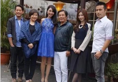 73岁雷洪：有钱就胡搞，现实版“韦小宝”，有1妻5妾，再娶娇妻