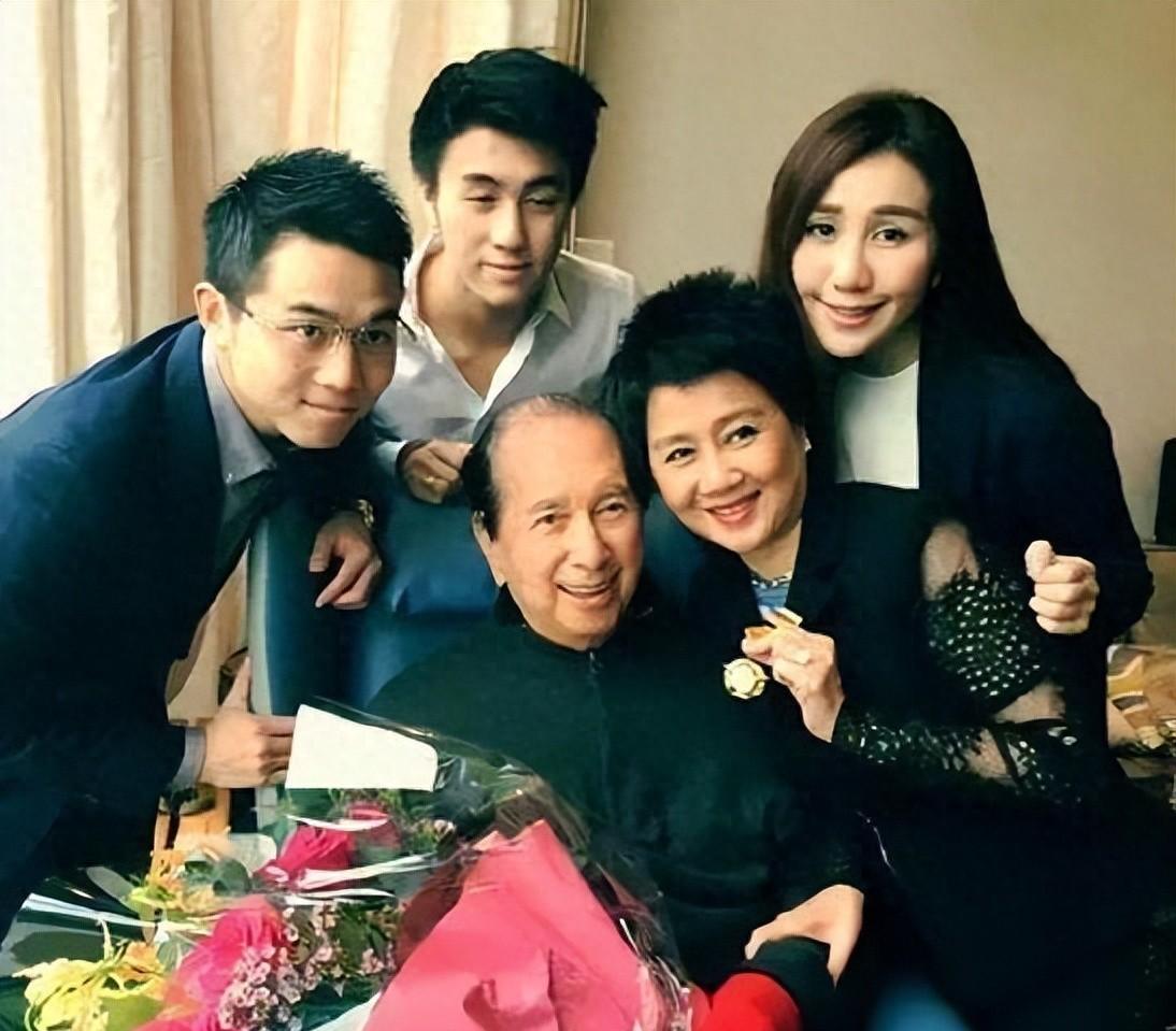 老戏骨雷洪:6个老婆同住一屋,每人每月7万零花钱,71岁娶第七房