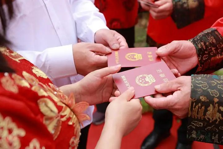 多地发布新一轮生育意愿调查报告：还有哪些痛点？现行政策奏效吗？