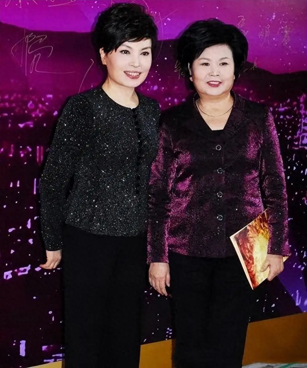 邢质斌李瑞英走红毯气质差得远！一个慈祥奶奶，一个美艳贵妇！