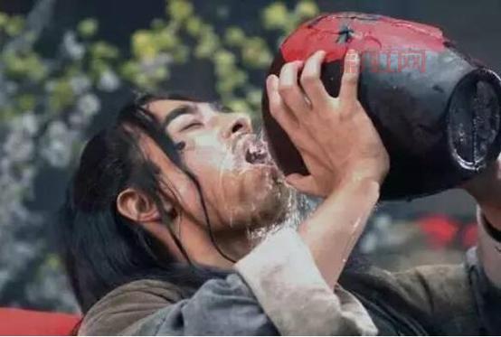 剑三斗酒任务详解：与李复比拼酒量的最佳策略