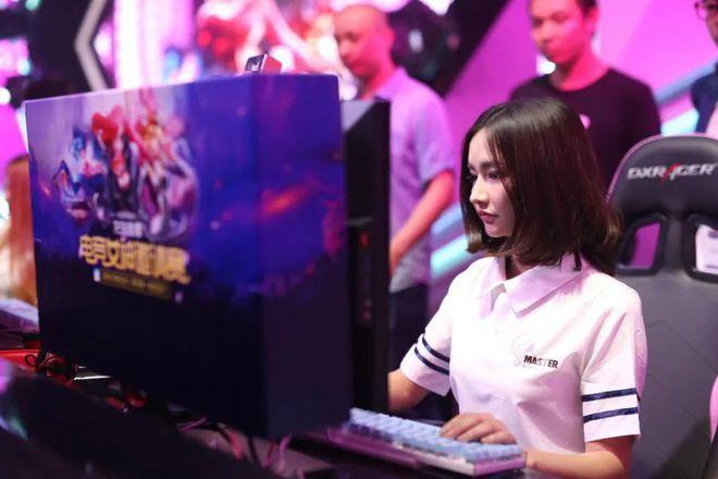 探索电竞女选手：挑战与机遇并存的职业生涯