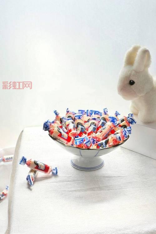 包裹奶糖的透明纸：它究竟是什么材料制成的？