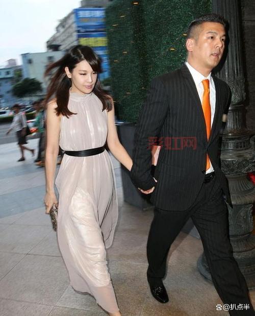 王思佳自曝初恋男友身份，分手背后真相揭秘